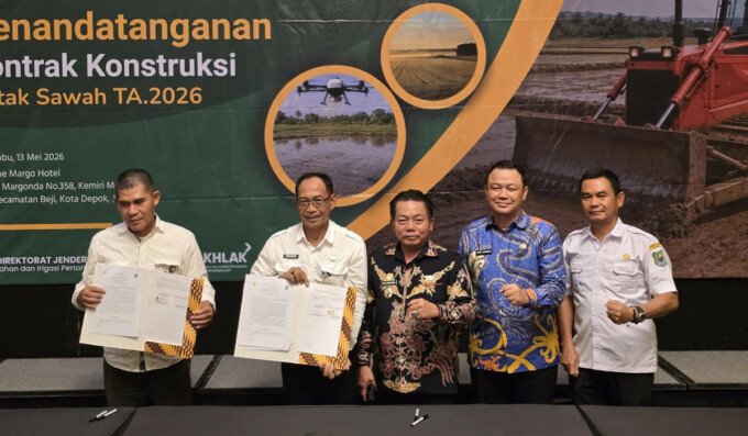 Bupati Kapuas HM Wiyatno dan Sekda Kapuas Dr Usis I Sangkai turut menyaksikan secara langsung kontrak swakelola cetak sawah.