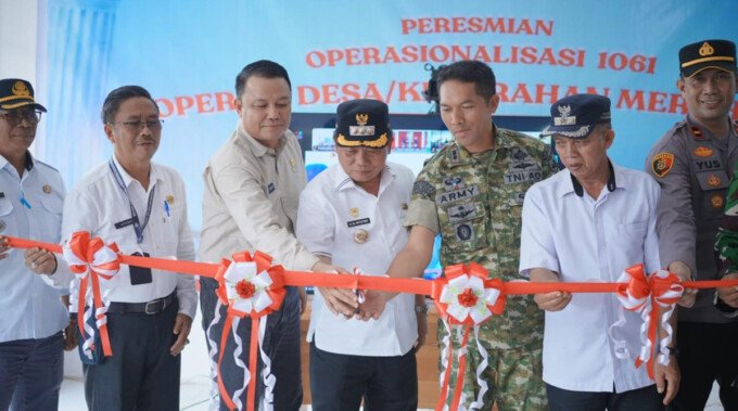 Bupati Kapuas HM Wiyatno melakukan potong pita usai mengikuti Peresmian Operasionalisasi 1.061 KDKMP oleh Presiden RI Prabowo Subianto melalui Zoom Meeting di Desa Palingkau Asri SP 2, Kecamatan Kapuas Murung, Sabtu (16/5).