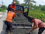 Kapuas Petugas DPUPR Kabupaten Kapuas melakukan penanganan sementara Jalan Sumatera dan Sulawesi Kota Kuala Kapuas.
