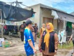 Kotim Wakil Bupati Kabupaten Kotawaringin Timur, Irawati saat turun langsung memimpin gotong royong membersihkan drainase di Kecamatan Baamang, Selasa (19/5)
