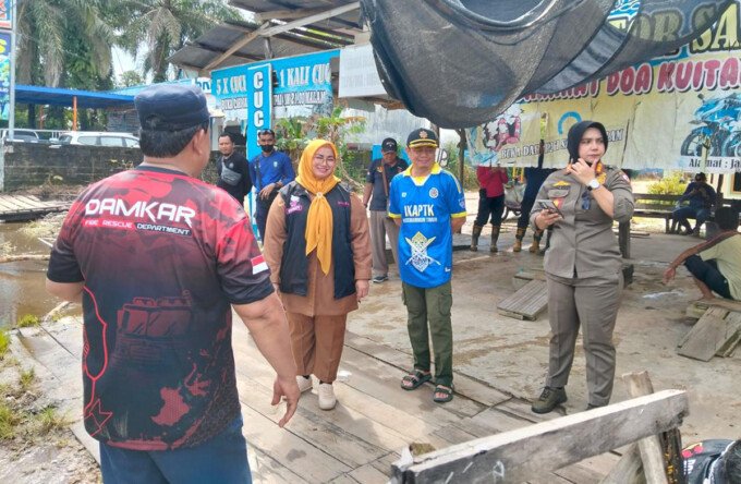 Wakil Bupati Kotawaringin Timur, Irawati saat turun langsung meninjau penanganan banjir di Kecamatan Baamang, Selasa (19/5).