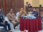 Kepala Dinas Perhubungan Kabupaten Kotim Raihansyah bersama Wakil Bupati Kotim Irawati saat melakukan pertemuan dengan Corporate Communications Strategic Lion Air Group, Danang Mandala Prihantoro, Selasa (19/5).