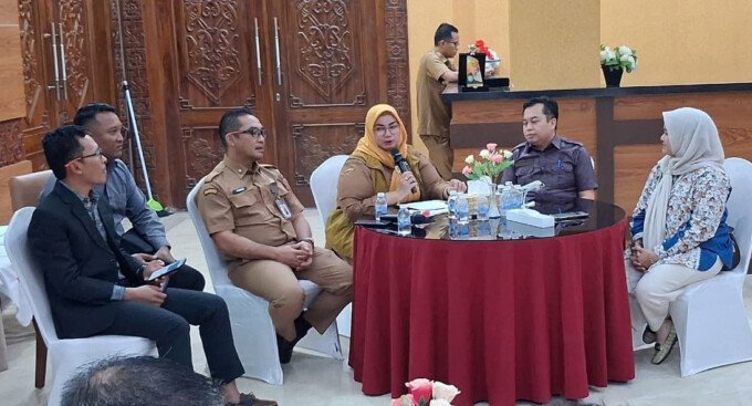 Kepala Dinas Perhubungan Kabupaten Kotim Raihansyah bersama Wakil Bupati Kotim Irawati saat melakukan pertemuan dengan Corporate Communications Strategic Lion Air Group, Danang Mandala Prihantoro, Selasa (19/5).