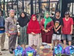 Kotim Wakil Bupati Kotawaringin Timur, Irawati menyerahkan bantuan kepada warga terdampak kebakaran saat meninjau lokasi musibah di Jalan H Imran Gang Merpati, Kelurahan Ketapang, Kecamatan Mentawa Baru Ketapang, Sabtu (23/5). Pemkab Kotim juga menyiapkan hunian sementara bagi guru korban kebakaran.