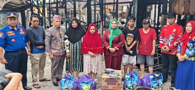 Kotim Wakil Bupati Kotawaringin Timur, Irawati menyerahkan bantuan kepada warga terdampak kebakaran saat meninjau lokasi musibah di Jalan H Imran Gang Merpati, Kelurahan Ketapang, Kecamatan Mentawa Baru Ketapang, Sabtu (23/5). Pemkab Kotim juga menyiapkan hunian sementara bagi guru korban kebakaran.