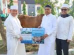 Bupati Kotim Halikinnor menyerahkan secara simbolis bantuan sapi kurban dari Presiden RI Prabowo Subianto kepada pengelola Masjid Agung Wahyu Al-Hadi Islamic Center di kawasan Islamic Center Sampit, Rabu (27/5).