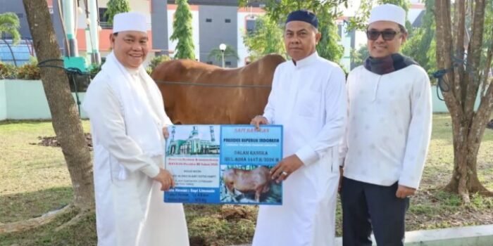 Kotim Bupati Kotim Halikinnor menyerahkan secara simbolis bantuan sapi kurban dari Presiden RI Prabowo Subianto kepada pengelola Masjid Agung Wahyu Al-Hadi Islamic Center di kawasan Islamic Center Sampit, Rabu (27/5).