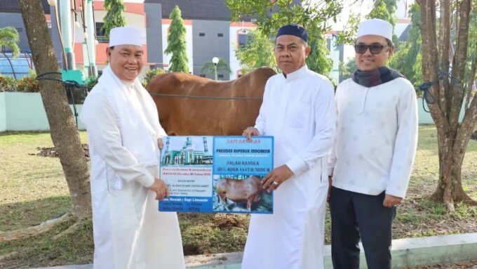 Bupati Kotim Halikinnor menyerahkan secara simbolis bantuan sapi kurban dari Presiden RI Prabowo Subianto kepada pengelola Masjid Agung Wahyu Al-Hadi Islamic Center di kawasan Islamic Center Sampit, Rabu (27/5).