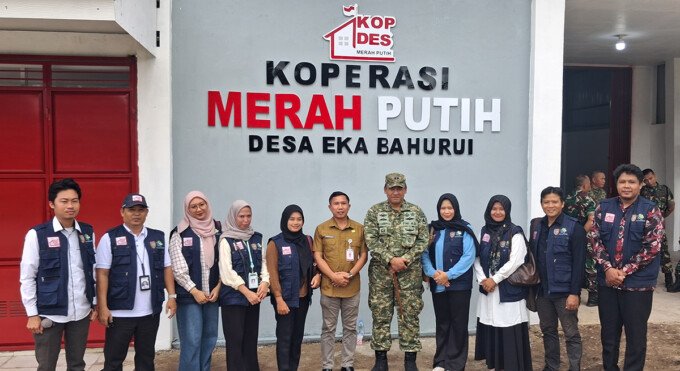 Plt Kepala DKUPP Kotim Muslih, Dandim 1015/Sampit Letkol Inf Dwi Candra Setyawan bersama pengurus Koperasi Merah Putih usai menghadiri peresmian Gedung Koperasi Merah Putih di Desa Eka Bahurui, Sabtu (16/5).
