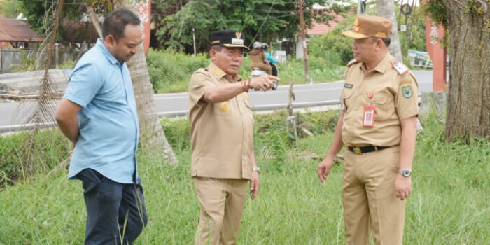 Kuala Kapuas Bupati Kapuas HM Wiyatno melakukan pengecekan kawasan sanggar Pramuka yang rencananya akan dijadikan tempat relokasi kantor Cabang Bank Kalteng.