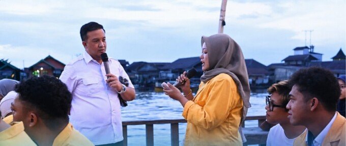 Bupati Lamandau, Rizky Aditya Putra, saat menjadi narasumber dalam kegiatan “Nongki Sambil Kuliah” bersama mahasiswa Universitas Antakusuma Pangkalan Bun, belum lama ini.