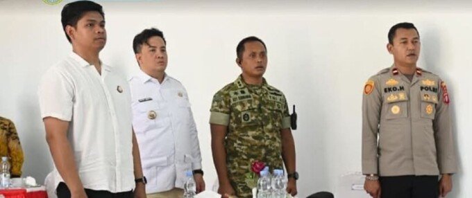 Bupati Lamandau, Rizky Aditya Putra (dua dari kiri), saat mengikuti peresmian operasionalisasi Koperasi Desa/Kelurahan Merah Putih secara virtual di Desa Purwareja, Kecamatan Sematu Jaya, belum lama ini.