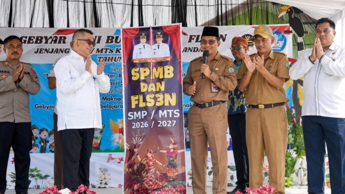 Lamandau Staf Ahli Bupati Bidang Pemerintahan, Hukum dan Politik Lamandau, Abdul Kohar (tiga dari kanan), disela-sela kegiatannya saat membuka kegiatan FLS3N Jenjang SMP/MTs, di Halaman SMPN 1 Bulik, belum lama tadi.