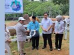 Bupati Lamandau, Rizky Aditya Putra (dua dari kanan) menghadiri penyaluran hewan kurban H Abdul Rasyid AS Tahun 2026 di Sulung Ranch, Kabupaten Kotawaringin Barat, belum lama ini.