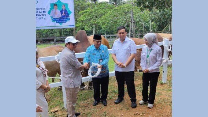 Lamandau Bupati Lamandau, Rizky Aditya Putra (dua dari kanan) menghadiri penyaluran hewan kurban H Abdul Rasyid AS Tahun 2026 di Sulung Ranch, Kabupaten Kotawaringin Barat, belum lama ini.