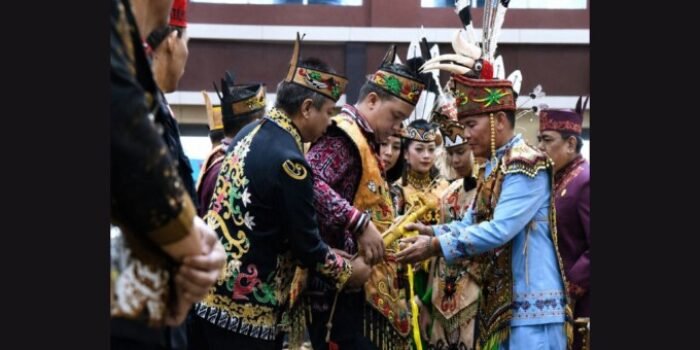 Ketua Umum DAD Kalteng, Agustiar Sabran, melantik Bupati Lamandau, Rizky Aditya Putra, sebagai Ketua DAD Lamandau di Aula Jayang Tingang, Kantor Gubernur Kalteng, Jumat (22/5).