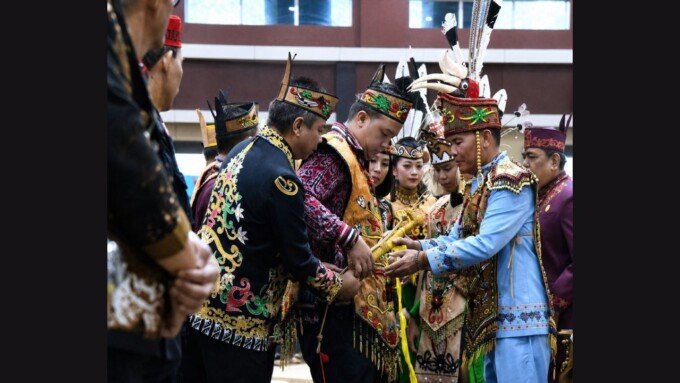 Lamandau Ketua Umum DAD Kalteng, Agustiar Sabran, melantik Bupati Lamandau, Rizky Aditya Putra, sebagai Ketua DAD Lamandau di Aula Jayang Tingang, Kantor Gubernur Kalteng, Jumat (22/5).