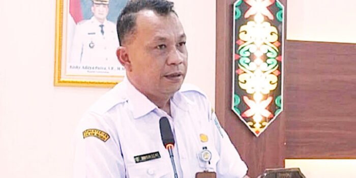 Lamandau Plh Sekda Lamandau, Joni Elen, memimpin rapat koordinasi penanggulangan kemiskinan dan percepatan penurunan stunting di Aula Kantor Bapperida Lamandau, belum lama ini.