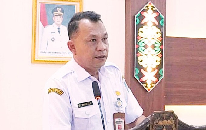 Lamandau Plh Sekda Lamandau, Joni Elen, memimpin rapat koordinasi penanggulangan kemiskinan dan percepatan penurunan stunting di Aula Kantor Bapperida Lamandau, belum lama ini.