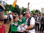 Lamandau Bupati Lamandau, Rizky Aditya Putra, saat menyalurkan program seragam sekolah gratis kepada perwakilan pelajar di Nanga Bulik, baru-baru ini.