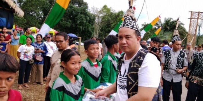 Bupati Lamandau, Rizky Aditya Putra, saat menyalurkan program seragam sekolah gratis kepada perwakilan pelajar di Nanga Bulik, baru-baru ini.
