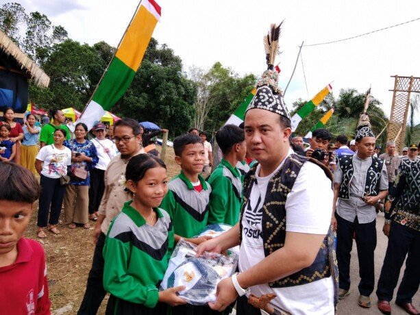 Bupati Lamandau, Rizky Aditya Putra, saat menyalurkan program seragam sekolah gratis kepada perwakilan pelajar di Nanga Bulik, baru-baru ini.
