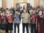 Bupati Lamandau, Rizky Aditya Putra (tengah), disela-sela kegiatannya menghadiri perpisahan siswa kelas XII SMA Negeri 1 Nanga Bulik angkatan 2025/2026, belum lama tadi.