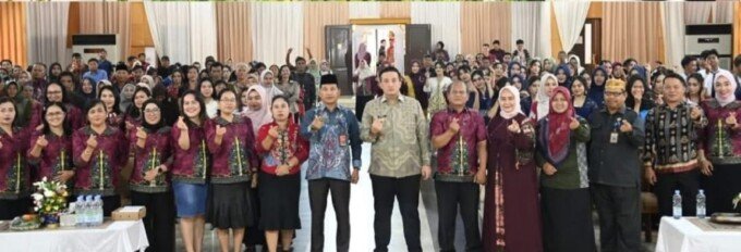 Bupati Lamandau, Rizky Aditya Putra (tengah), disela-sela kegiatannya menghadiri perpisahan siswa kelas XII SMA Negeri 1 Nanga Bulik angkatan 2025/2026, belum lama tadi.