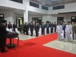 Bupati Lamandau, Rizky Aditya Putra (kiri), memimpin pelantikan pejabat lingkup Pemkab Lamandau, di Rujab Bupati, Selasa (5/5).
