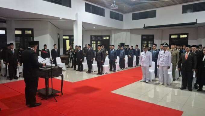 Bupati Lamandau, Rizky Aditya Putra (kiri), memimpin pelantikan pejabat lingkup Pemkab Lamandau, di Rujab Bupati, Selasa (5/5).