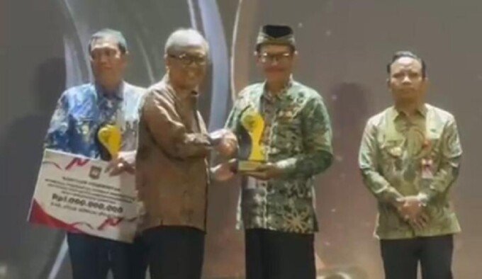 Wakil Bupati Lamandau, Abdul Hamid (dua dari kanan) disela-sela kegiatannya menerima penghargaan, belum lama tadi.