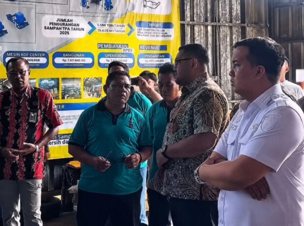 Bupati Lamandau,¬ Rizky ¬Aditya Putra¬ ¬(paling kanan), disela-sela kegiatannya saat melakukan studi kaji tiru di Kabupaten Banyumas¬, Jawa ¬Tengah, belum lama tadi.