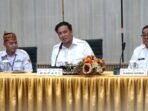 Bupati Lamandau, Rizky Aditya Putra, disela-sela kegiatan memimpin rapat koordinasi bersama DPD APDESI Kalteng, di Aula Setda Lamandau, belum lama tadi.