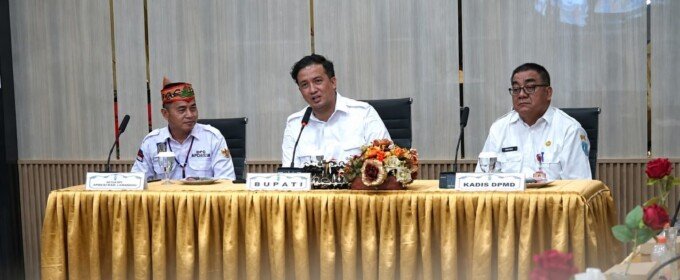 Bupati Lamandau, Rizky Aditya Putra, disela-sela kegiatan memimpin rapat koordinasi bersama DPD APDESI Kalteng, di Aula Setda Lamandau, belum lama tadi.