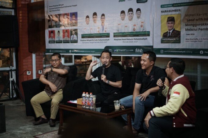 Wali Kota Palangka Raya, Fairid Naparin saat menjadi narasumber pada malam puncak Baitul Arqam Madya (BAM) Pemuda Muhammadiyah Kalteng di Kedai Kopi Joss, Sabtu (2/5).