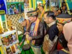 Wali Kota Palangka Raya, Fairid Naparin menunjukkan produk unggulan kepada Gubernur Kalteng, H Agustiar Sabran saat pembukaan Kalteng Expo, Minggu (17/5).