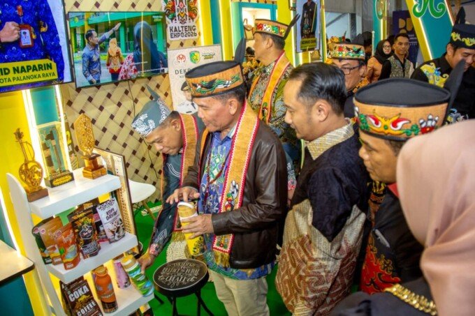 Wali Kota Palangka Raya, Fairid Naparin menunjukkan produk unggulan kepada Gubernur Kalteng, H Agustiar Sabran saat pembukaan Kalteng Expo, Minggu (17/5).