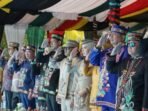 Wali Kota dan Ketua TP PKK Kota Palangka Raya ikut serta dalam upacara HUT Provinsi Kalteng, di halaman Kantor Gubernur Kalteng, Sabtu (23/5).