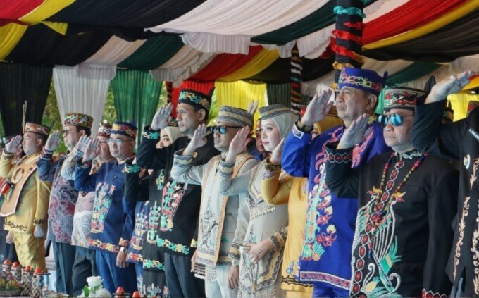 Wali Kota dan Ketua TP PKK Kota Palangka Raya ikut serta dalam upacara HUT Provinsi Kalteng, di halaman Kantor Gubernur Kalteng, Sabtu (23/5).