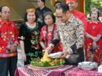 Wali Kota Palangka Raya, Fairid Naparin memotong tumpeng sebagai tanda rasa syukur atas perkembangan dunia pendidikan pada peringatan Hardiknas di SMPN 2 Palangka Raya, Sabtu (2/5).