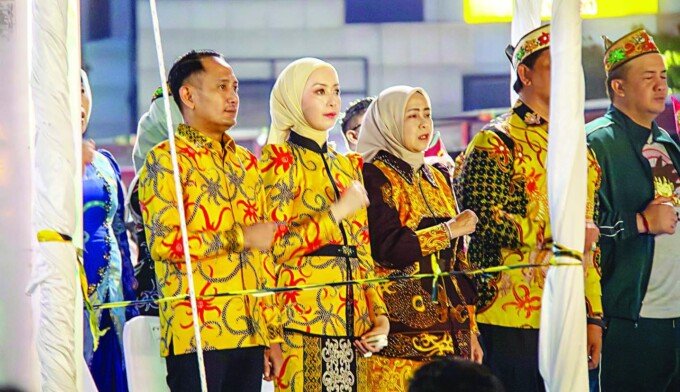 Wali Kota dan Ketua TP PKK Kota Palangka Raya menghadiri penutupan FBIM 2026 di Bundaran Besar, Sabtu (23/5).
