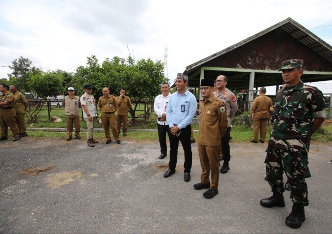 PALANGKA RAYA Wali Kota Palangka Raya, Fairid Naparin mengunjungi RPH Kelurahan Kalampangan, Selasa (26/5).
