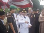 Wali Kota Palangka Raya, Fairid Naparin berdialog dengan Dandim 1016/PLK selepas Upacara Hari Otda di halaman Kantor Wali Kota, baru-baru ini.