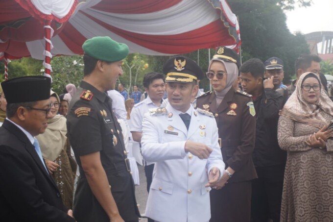 Wali Kota Palangka Raya, Fairid Naparin berdialog dengan Dandim 1016/PLK selepas Upacara Hari Otda di halaman Kantor Wali Kota, baru-baru ini.