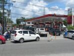 Antrean di SPBU Rajawali Km 5,5 nampak dipenuhi kendaraan roda dua dan empat, Rabu (6/5).
