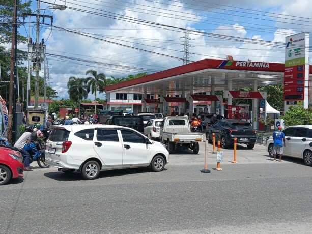 Antrean di SPBU Rajawali Km 5,5 nampak dipenuhi kendaraan roda dua dan empat, Rabu (6/5).