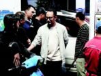 Wali Kota Palangka Raya, Fairid Naparin berbincang dengan pengendara ketika pengisian bensin, di SPBU Jalan G Obos, Sabtu malam (9/5)