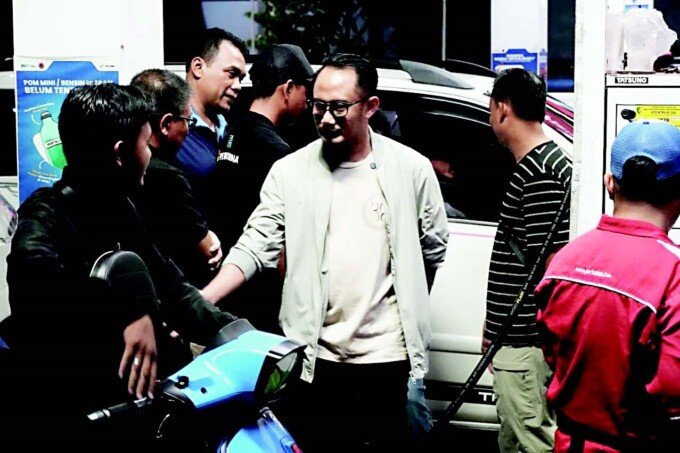 Wali Kota Palangka Raya, Fairid Naparin berbincang dengan pengendara ketika pengisian bensin, di SPBU Jalan G Obos, Sabtu malam (9/5)