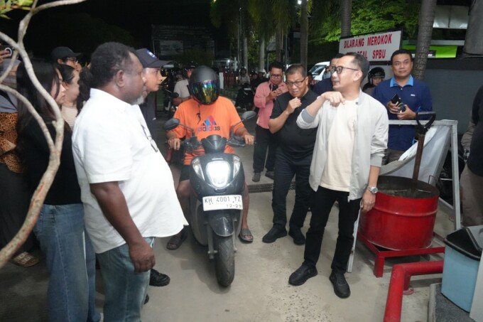 Wali Kota Palangka Raya, Fairid Naparin memantau antrean di sejumlah SPBU, Sabtu (9/5).