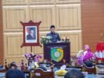 Wakil Wali Kota Palangka Raya memberikan jawaban di hadapan anggota dewan, di Gedung Paripurna DPRD Kota, baru-baru ini.